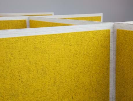 bord afskærmning med gul filt